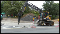 24.08.2020 - Nun wird die alte Fahrbahn ausgebaut.