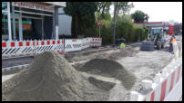 24.09.2020 - Nun werden die Bordsteine an den Einfahrten eingebaut.