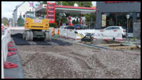 30.09.2020 - Die Betriebszufahrt wird nun  mit Asphalt aufgefüllt.