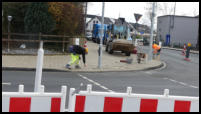 08.12.2020 - Obere Lichtenplatzer Str. -Die Markierungen für den Leitstreifeneinbau werden angebracht.