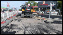 01.10.2020 - Der Gehweg bekommt seine Asphaltschicht zum Pflastern.