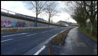 12.11.2020 - Hier wird die Straße wieder künslich auf eine Fahrspur verengt.
