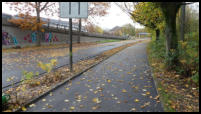 24.10.2020 - Der Rad/Gehweg ist bereits fertig asphaltiert. Blick nach Osten.