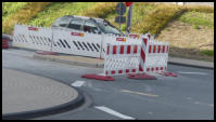 24.04.2021 - Oberbergische Straße-Ecke Müngstener Str. - Die Verkehrsinsel wurde wieder aufgebaut.