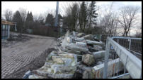 04.02.2021 - Die Betonteile werden später abgefahren.