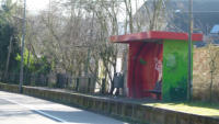 Hp. Wuppertal-Ostersbaum - leider wurde das Wartehuschen verunziert.