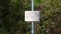 21.04.16 - Am Zugang Briller Str. wurde dieser Wegweiser aufgestellt.
