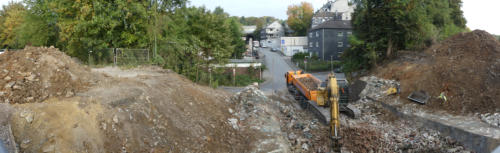 14.10.16 - 09:36 - Die Steinreste der Brcke werden nun Abtransportiert.