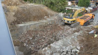 14.10.16 - 09:37 - Die Steinreste der Brcke werden nun Abtransportiert.