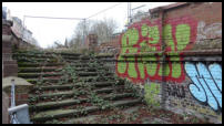 27.02.2021 - Bhf Mirke - Blick aud die Baufällige Mauer und der Treppe