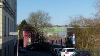 07.04.2013 - Rckblick zum ex Stellwerk. Zum Bhf Rott geht es durch die Straenschluchten weiter