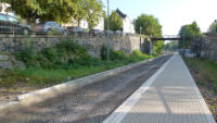 Trassenzugang an der August-Mittelsten-Scheid-Strae. Hier wurden bereits die Randsteine zum Teeren gesetzt