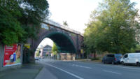 Die Brcke von unten, welche mit Netzen gesichert  wurde.