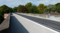 Das Viadukt wurde auf voller Breite gepflastert  und geteert.