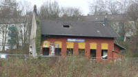 15.03.17 - Am Bahnhof Heubruch werden nun diese alten Gebude zurckgebaut.
