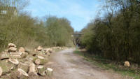 18.04.13 -  Die Trasse ist erreicht. Blick zur Brcke Heinrich-Bll-Strae