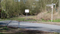 18.04.13 - Bahnbergang Linderhauser Strae. Hier erkennt man noch gut das die Strecke frher 2 gleisig war.