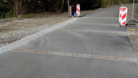 20.03.14 - Leider werden an allen Zugnge Querrillen mit Naturplaster eingebaut.  Die Inline-Skater sind hiervon nicht begeistert.
