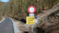 Hinweisschild aif halben Weg zum Tunnel.