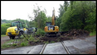24.05.2018 - Der Bagger frit sich langsam durch das Gleisjoch.