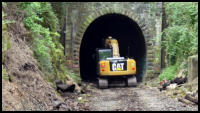25.05.2018 - Das nchste Gleisjoch wird aus dem Tunnel geholt.