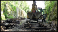 25.05.2018 - Die Gleise werden samt Schwellen aus dem Tunnel gehoben.