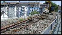 06.06.2018 - 15:08 Uhr - Das letzte Gleisstck auf der Brcke wird abgezogen.