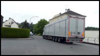 12.06.2018 - 15:16 Uhr - Und Abfahrt. Die Zugmaschinen und Fahrer kommen aus Ungarn. Die Trailer aus sterreich. Beladen von einem deutschen LKW. Internationale zusammenarbeit.