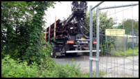 13.06.2018 - 10:37 - Durch diese 90 Grad Kurve  mu der LKW durch.
