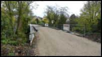 05.11.2019 - Brücke Gildenstraße - Der restliche Schotter wird hier gerade eingebaut.
