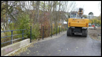 14.11.2019 - Brücke Langobardenstraße -Der Zaunaufbauer sind hier  gerade am werkeln.