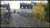 20.11.2019 - Brücke Hügelstraße - Die restliche Gitter werden angebracht.