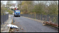 26.11.2019 - Brücke Dahler Straße - Montage der neuen Brückengeländer - Die Ostseite ist bereits fertig.