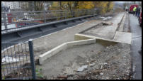 26.11.2019 - Brücke Langobardenstraße - Einige Kantensteine wurd noch eingebaut. Das Brückenelement wurde mit Schotter abgedeckt.