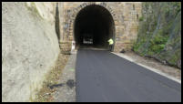 05.12.2019 - Am Tunnelanfang endet die Asphaltschicht für heute.