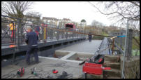 17.12.2019 - Brücke Langobardenstraße - das Gitter wird angebracht.