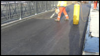 17.12.2019 - Brücke Langobardenstraße - Reinigen der Fahrbahn vor dem Einbau des Gussasphalts.