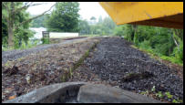 22.06.2018 - Der ausgebaute Schotter wurde vor der Brcke direkt wieder eingebaut.