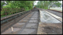 22.06.2018 - Die Brcke ist fertig ausgekoffert. Die alten Steinplatten auf dem ex Bahnsteig wurden mit entfernt.