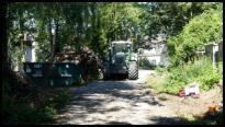 27.06.2018 - Am Zugang Olgasztae steht dieser groe Traktor.  Man beachte die Grenverhltnisse zum Container.