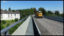27.06.2018 -  Die Fa. Kiesel aus Kln hat mit dem Auskoffern der Brcke begonnen.